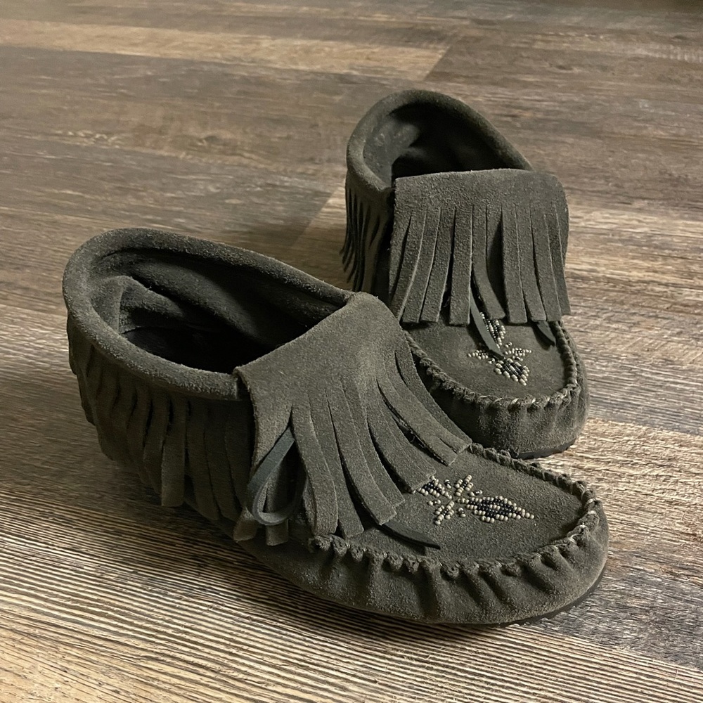 NWOB Manitobah Mukluks Paddle + sheepskin insoles